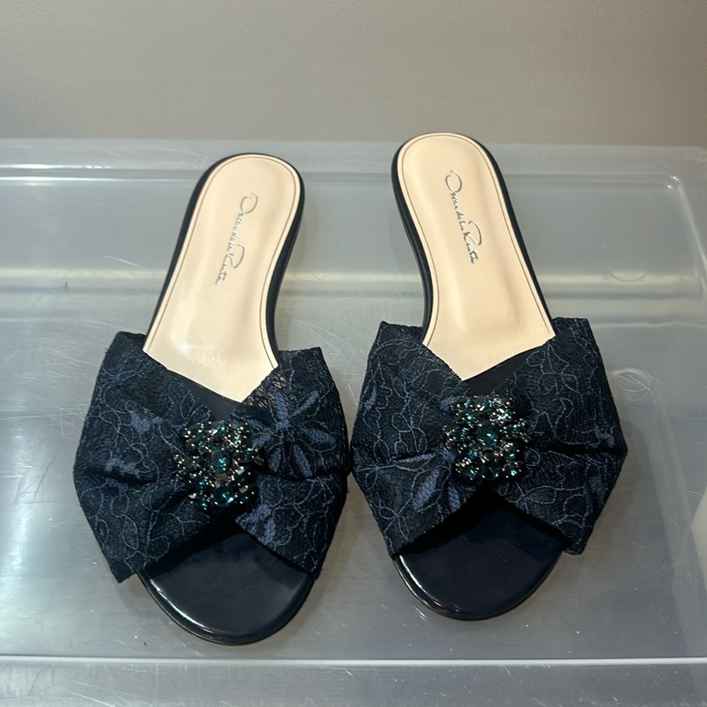 like new Oscar De La Renta slides